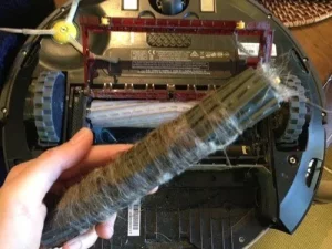 Un Roomba peut seulement ramasser une certaine quantité de cheveux. Si les brosses sont emmêlées de cheveux, il peut laisser des touffes de cheveux derrière lui.