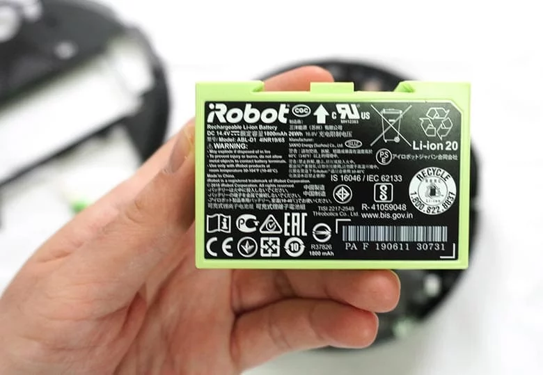 Comment remplacer la batterie du Roomba E5 : sortir la batterie