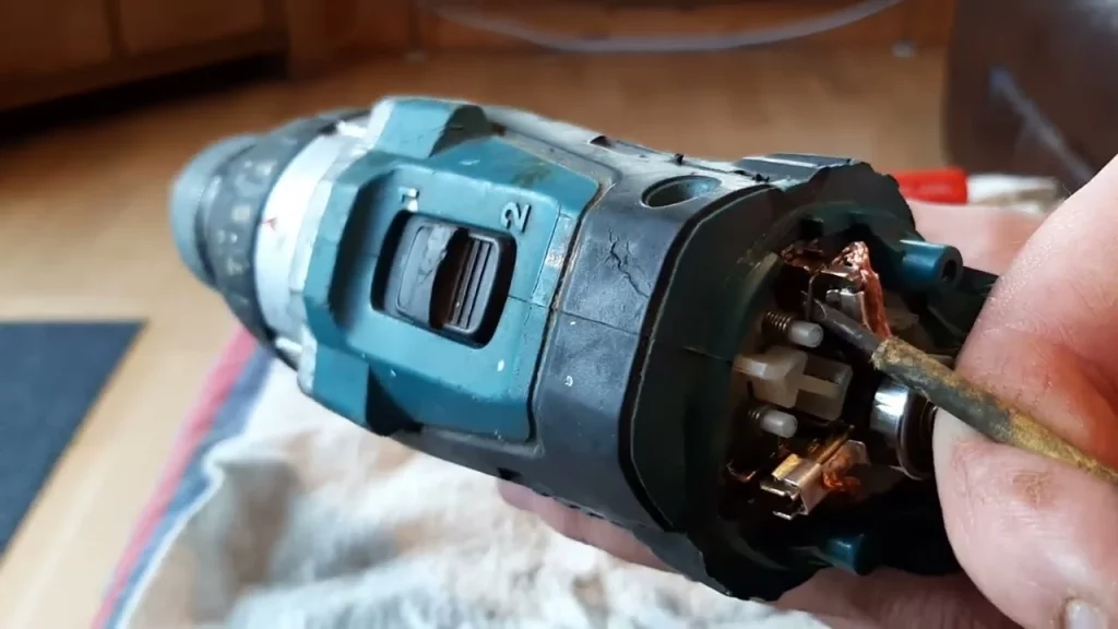 Comment changer charbon visseuse makita ?