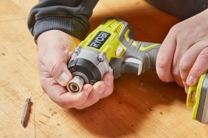 Comment mettre un foret dans une perceuse ?