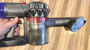 Wie entleert man den Dyson V8?