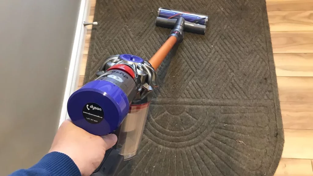 comment vider le reservoir dyson v8