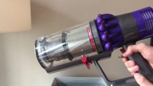 Wie entleert man einen Dyson V10?